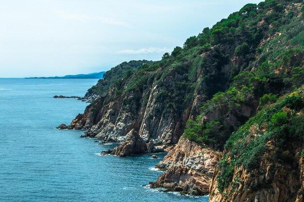 Beau paysage rivage rocheux de la mer méditerranée Catalogne