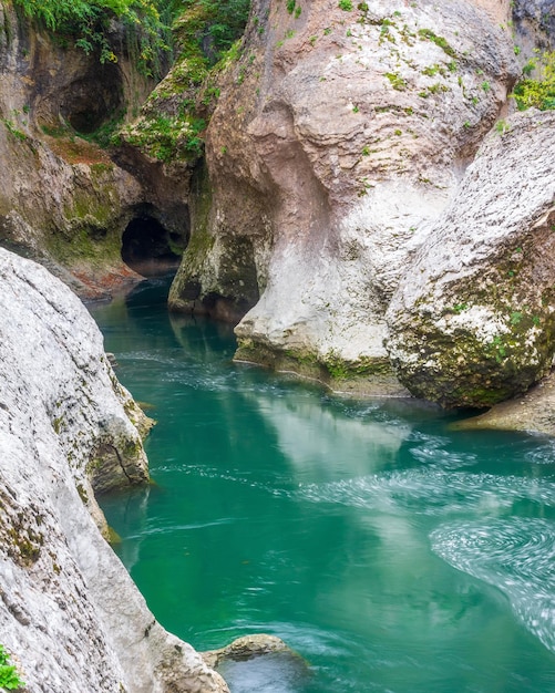 un beau paysage avec une rivière parmi les rochers dans la gorge, photographié avec une longue exposition