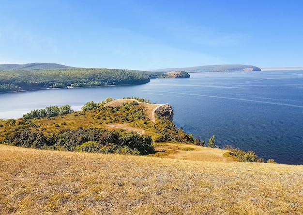 Photo beau paysage avec la rivière volga en russie en journée ensoleillée