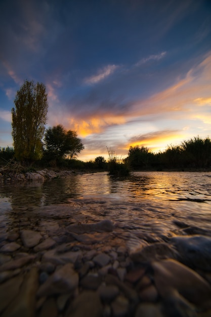 Beau paysage d'une rivière.