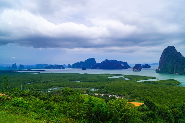 Beau paysage de rochers dans la mer de Sa-met-Nang-she à Phang nga, Thaïlande.