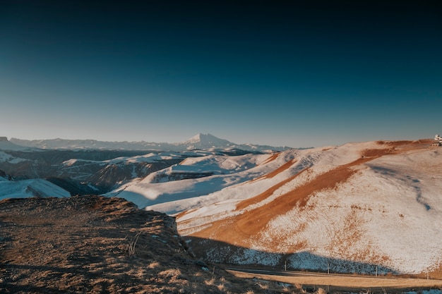 Photo beau paysage de roches enneigées. montagne de neige se bouchent.