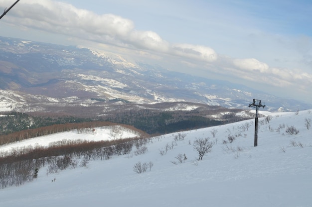 beau paysage de saison d'hiver avec de la neige glacée et des vents violents