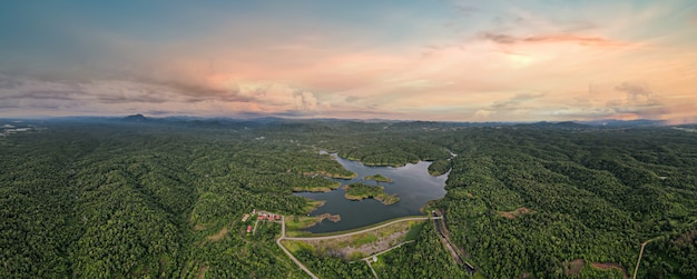 Beau paysage soirée vue aérienne Mae Far Dam, concept de gestion de l'eau.