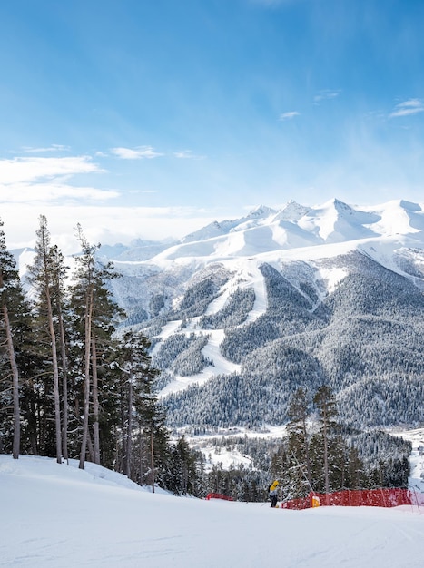 Beau paysage de la station de ski d'Arkhyz avec des skieurs et des snowboarders de la forêt de neige des montagnes lors d'une journée d'hiver ensoleillée Montagnes du Caucase Russie