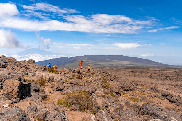 Beau paysage de Tanzanie et du Kenya depuis la montagne du Kilimandjaro. Rochers, buissons et terrain volcanique vide autour du volcan Kilimandjaro.