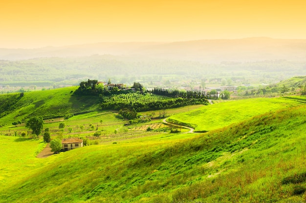 Beau paysage de Toscane au coucher du soleil, Italie.