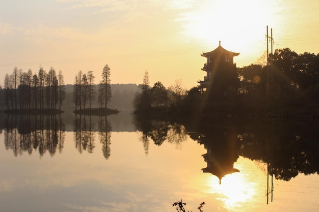 Beau paysage avec la tour chinoise au coucher du soleil.