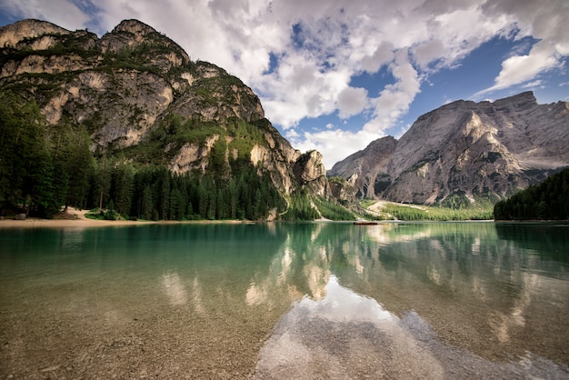 Beau paysage tourné sur les Alpes italiennes avec des lacs de montagne