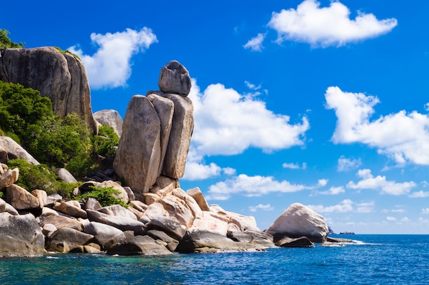 Beau paysage tropical. Côte de l'île de pierre. Koh Tao est