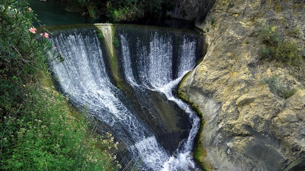 Beau paysage unique, rivière de montagne, cascade de baie parmi les rochers, piscines naturelles, SPA, Espagne