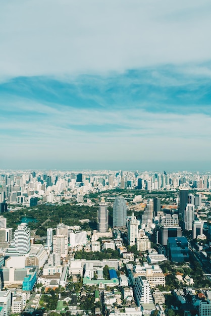 Beau paysage urbain avec l'architecture et la construction à Bangkok en Thaïlande