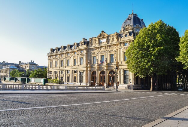 Beau paysage urbain dans le centre historique de Paris tôt le matin par une journée d'été ensoleillée France