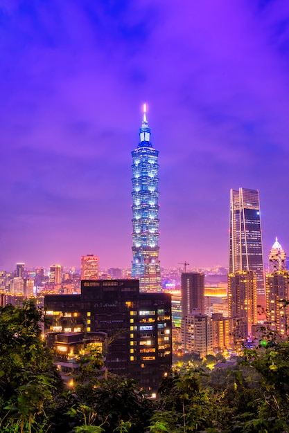 Beau paysage urbain de Taiwan et Taipei 101 bâtiment au coucher du soleil