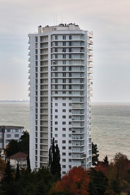 Beau paysage urbain avec vue sur la mer.