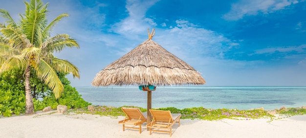 Beau paysage de vacances d'été. Plage exotique, bannière de voyage touristique relaxante, parapluie de chaises