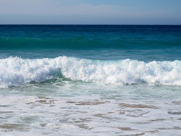 Beau paysage avec des vagues qui se brisent au bord de la mer