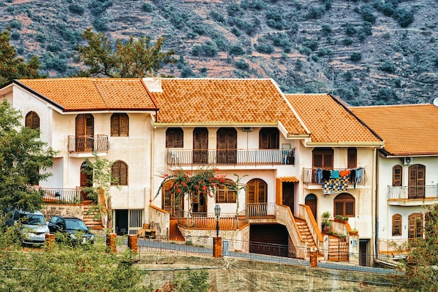 Photo beau paysage avec le village de savoca sur la montagne, île de sicile, italie