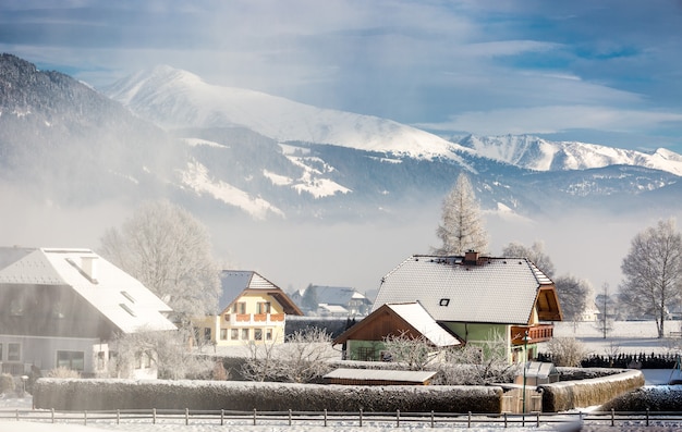 Beau paysage de ville autrichienne traditionnelle dans les montagnes couvertes de neige