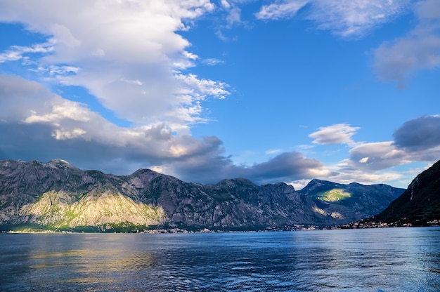 Beau paysage de la ville historique de Perast sur la rive du Boka Kotor