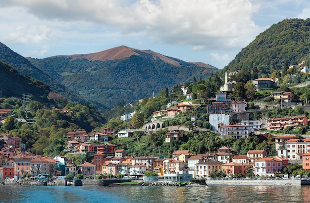 Beau paysage de la ville sur le lac de Côme Italie