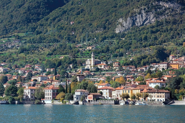 Beau paysage de la ville sur le lac de Côme Italie