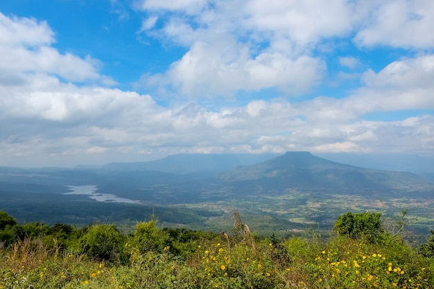 Le beau paysage Vue sur la montagne et le parc naturel en thaïlande