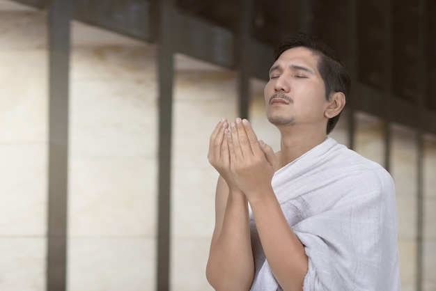 Photo beau pèlerin de hajj asiatique priant