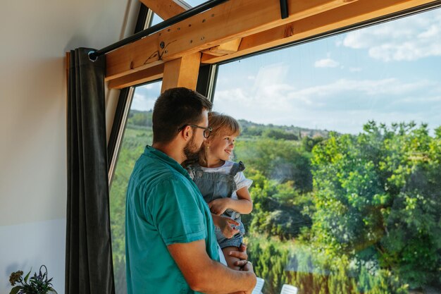 Photo beau père est avec sa fille à la maison