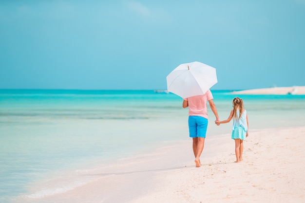 Beau père et fille sur la plage