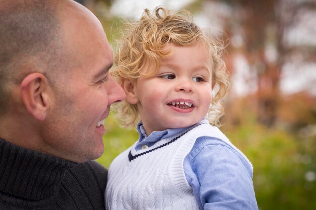 Beau père et fils s'amusant dans le parc