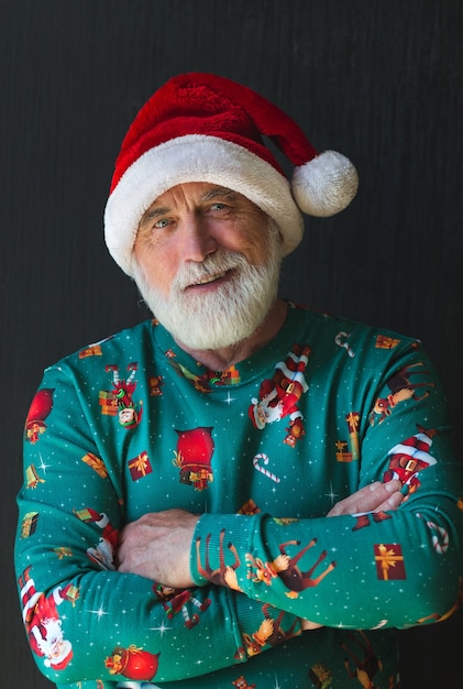 Beau père noël avec un pain blanc dans un chapeau rouge