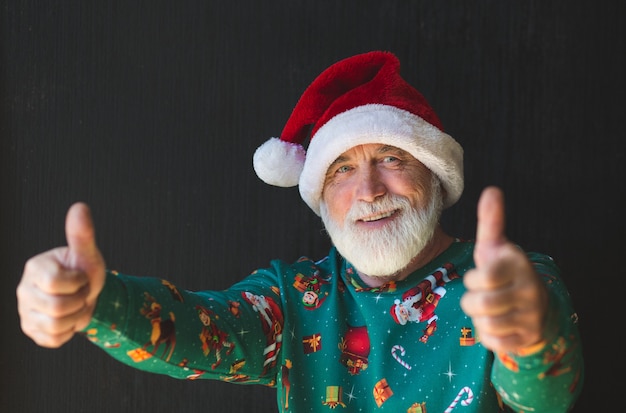 Beau père noël avec un pain blanc dans un chapeau rouge