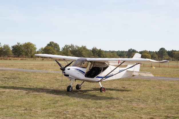 Beau petit avion à l'aéroport -