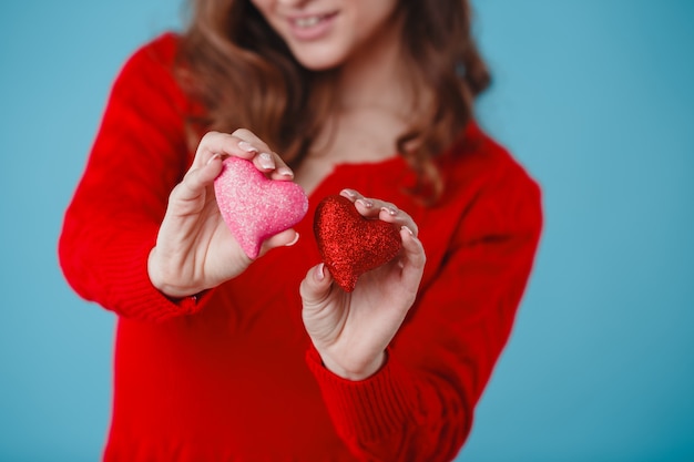 Beau petit coeur dans les mains féminines