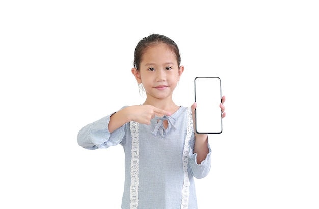 Beau petit enfant asiatique tenant le smartphone et pointant sur un écran blanc vierge