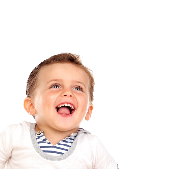 Beau petit enfant avec un beau sourire levant