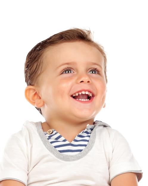 Beau petit enfant avec un beau sourire levant