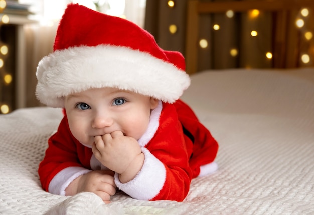 Beau petit enfant fête Noël Un enfant dans un costume de Noël Bébé en bonnet de Noel