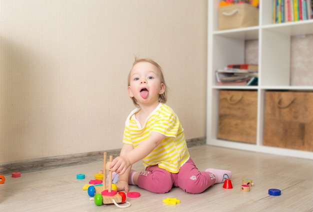 Beau petit enfant joue avec des cubes en bois