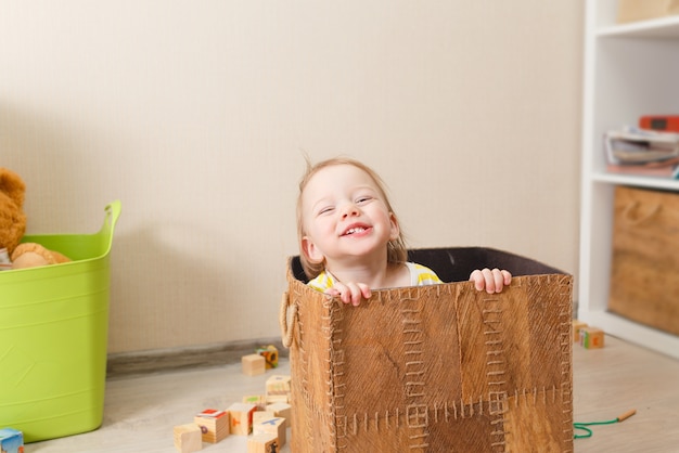 Beau petit enfant joue avec des cubes en bois