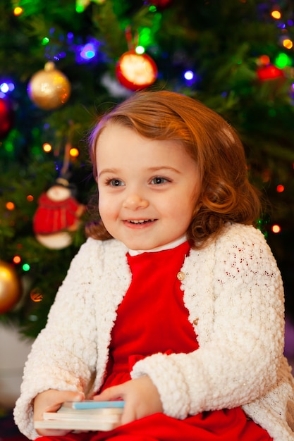 Beau petit enfant près de sapin de Noël.