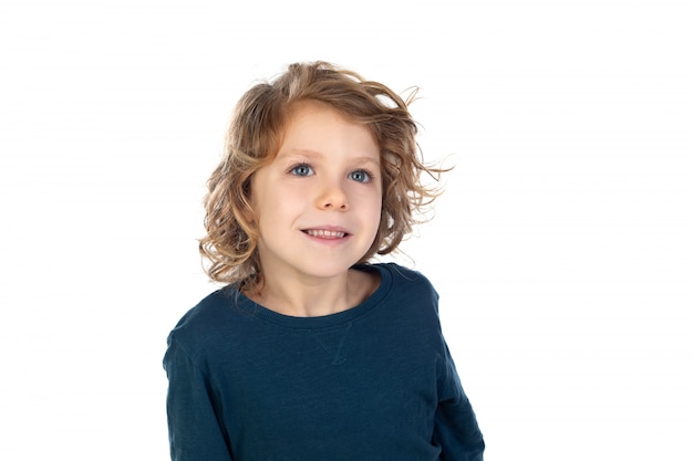 Beau petit garçon aux cheveux longs blonds