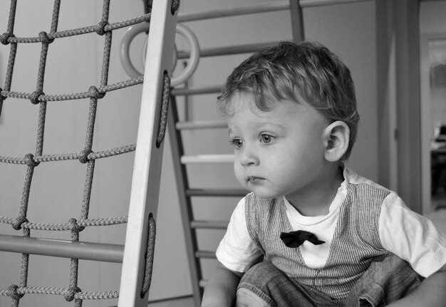 Beau petit garçon avec un visage d'enfant posant photographe