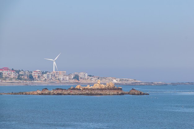 Beau petit village de pêcheurs avec un long littoral et des plages propres et de l'eau de mer