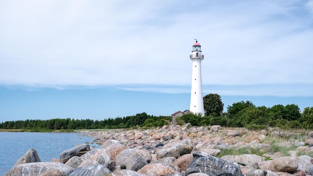 Beau phare dans un petit village par temps clair