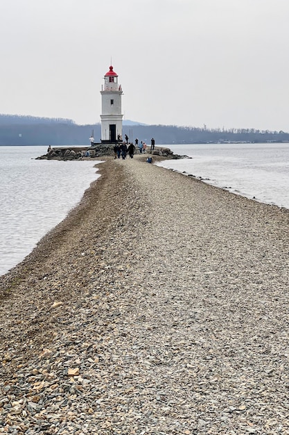 beau phare solitaire avec des montagnes en arrière-plan