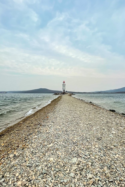 beau phare solitaire avec des montagnes en arrière-plan