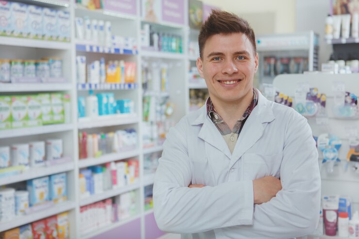 Beau pharmacien homme travaillant dans sa pharmacie