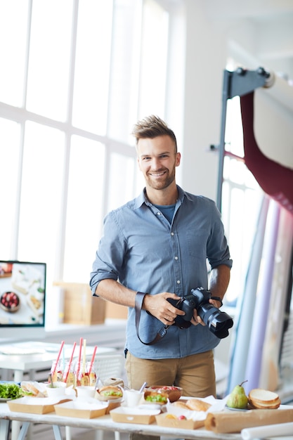 Beau photographe appréciant le travail